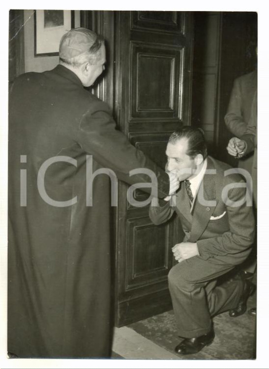 1955 ca BOLOGNA Gino BARTALI bacia anello del Cardinale Giacomo LERCARO *Foto