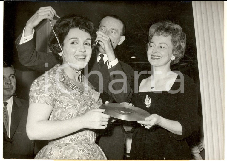 1959 PARIS Gloria LASSO riceve il Disco d'oro da Olivia DE HAVILLAND - Foto