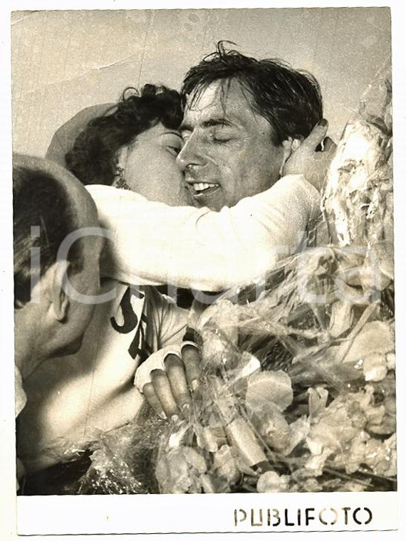 1954 NAPOLI - GIRO DELLA CAMPANIA Ragazza abbraccia Fausto COPPI dopo vittoria