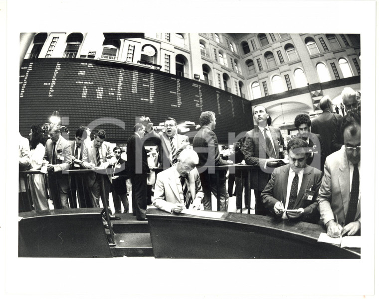 1987 MILANO Borsa Italiana - Broker sotto il tabellone (3) *Foto VINTAGE 25x20