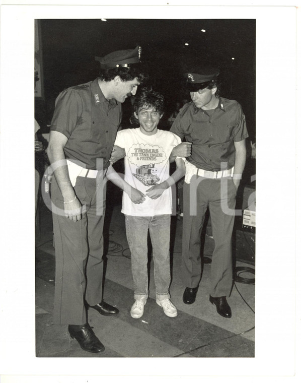 1985 ca TEATRO Il comico Paolo ROSSI scortato dalla Polizia *Foto VINTAGE 20x25