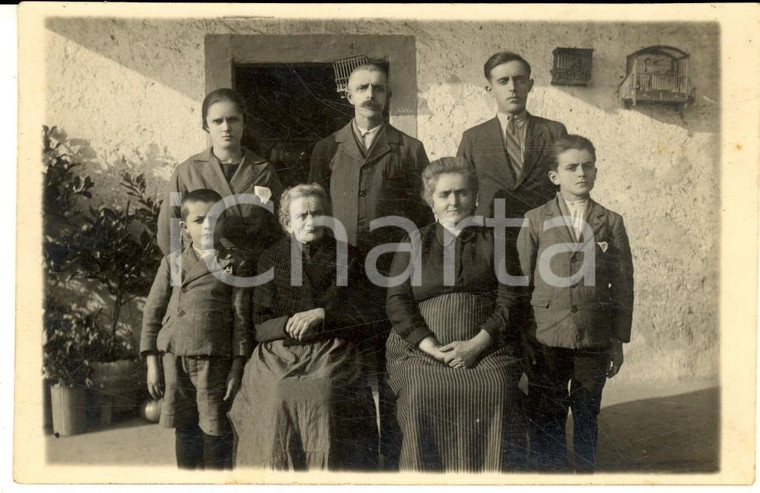 1930 ca ISEO Ritratto di famiglia di campagna - Foto cartolina SBARDOLINI