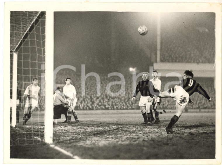 1954 LONDON FOOTBALL WEST HAM beaten 6-0 by MILAN F.C. - Gunnar NORDAHL *Photo