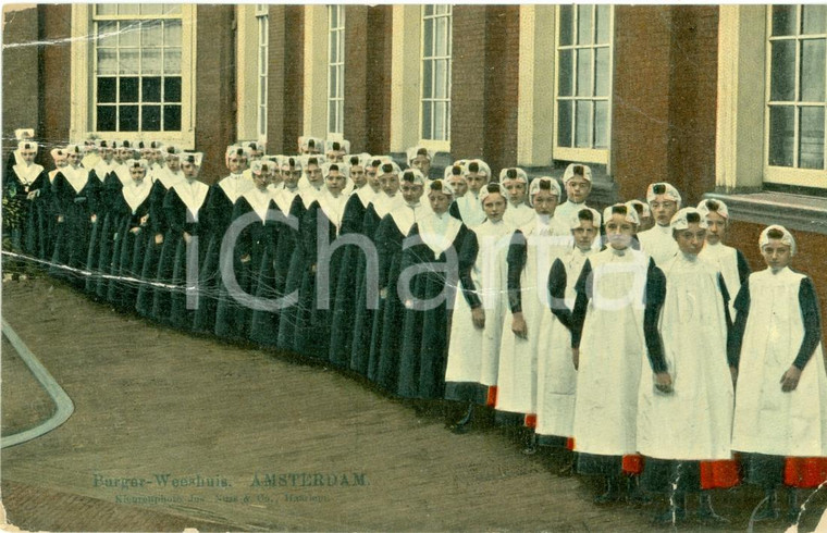 1907 AMSTERDAM Ragazze in fila all'orfanotrofio ILLUSTRATA Cartolina DANNEGGIATA