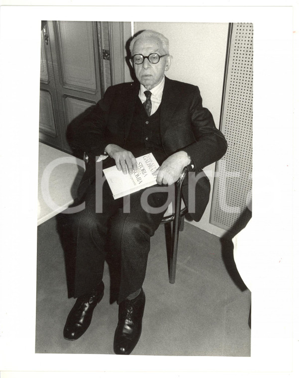 1985 ca MILANO Leo VALIANI con il saggio "Storia dell'economia" *Foto 20x25 cm