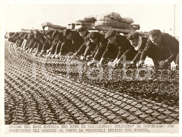 1941 GUERRA NAVALE WW2 Soldati stendono rete di protezione per il porto *Foto
