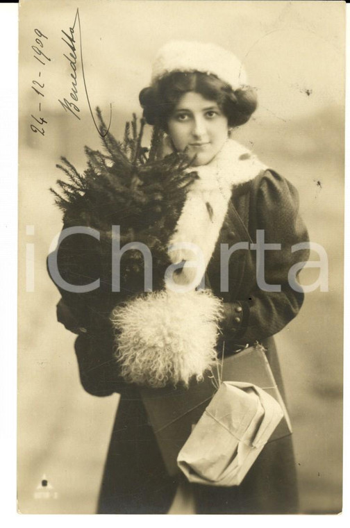 1909 COSTUMI NATALE Giovane donna con abete *Cartolina ing. Benedetto BONELLI