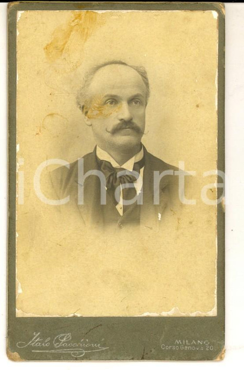 1900 ca MILANO Ritratto maschile con foulard scuro *Foto Italo PACCHIONI CDV