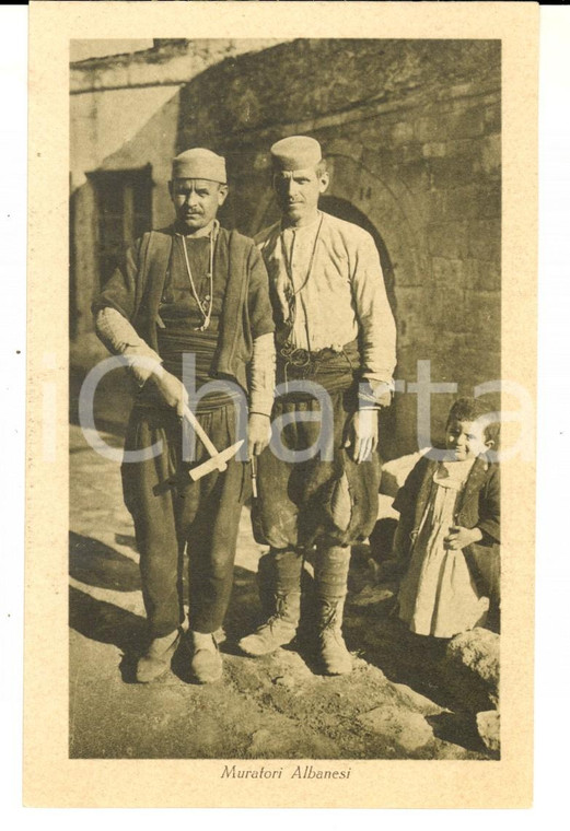 1930 ca COSTUMI ALBANIA Coppia di muratori con bambina *Cartolina postale FP NV