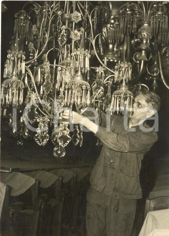 1957 PARIS COMEDIE FRANCAISE La pulizia annuale dei lampadari - Foto 13x18 cm