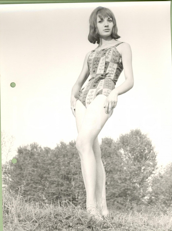 1960 STORIA DELLA MODA Modella in costume intero con fantasia a foglie