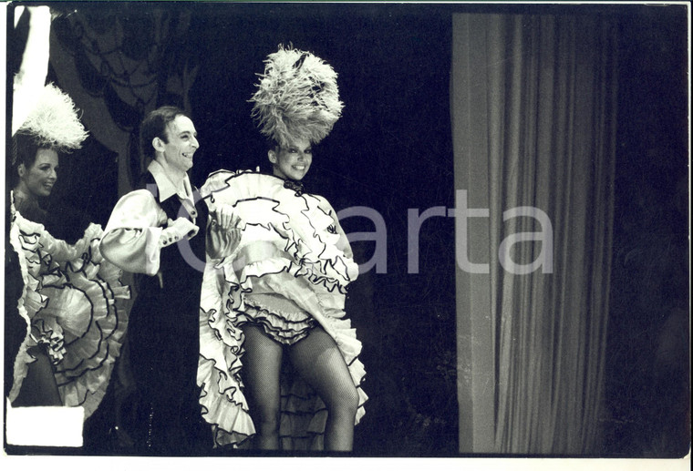 1970 ca PARIS CABARET  Ballerini durante spettacolo di can-can *Foto 30x20