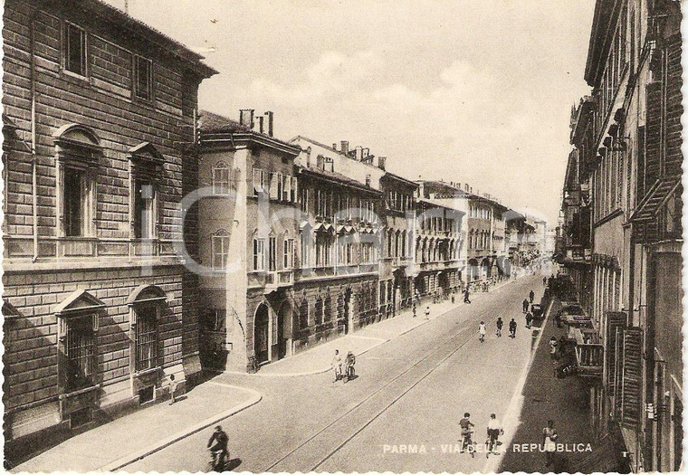 1956 PARMA Via della REPUBBLICA Passanti in bicicletta *Cartolina FG VG