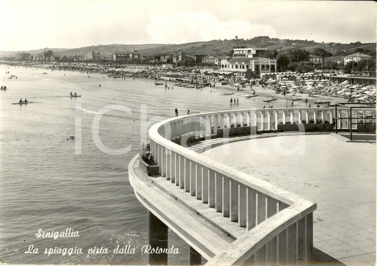 1968 SENIGALLIA (AN) Spiaggia con bagnanti vista dalla ROTONDA *Cartolina FG VG