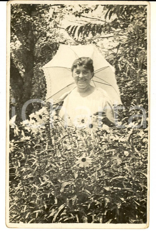 1930 ca ITALIA Ritratto di donna in un campo di fiori - Foto cartolina VINTAGE