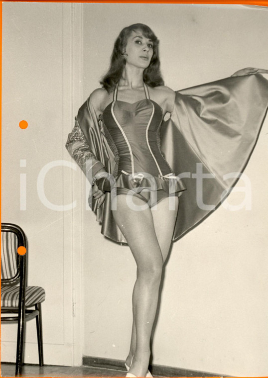 1960 ca MILANO STORIA DELLA MODA Modella in costume di raso con mantella *Foto