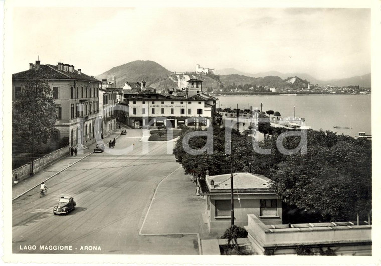1952 ARONA (NO) Veduta paese con albergo Ristorante GIARDINO *Cartolina FG VG