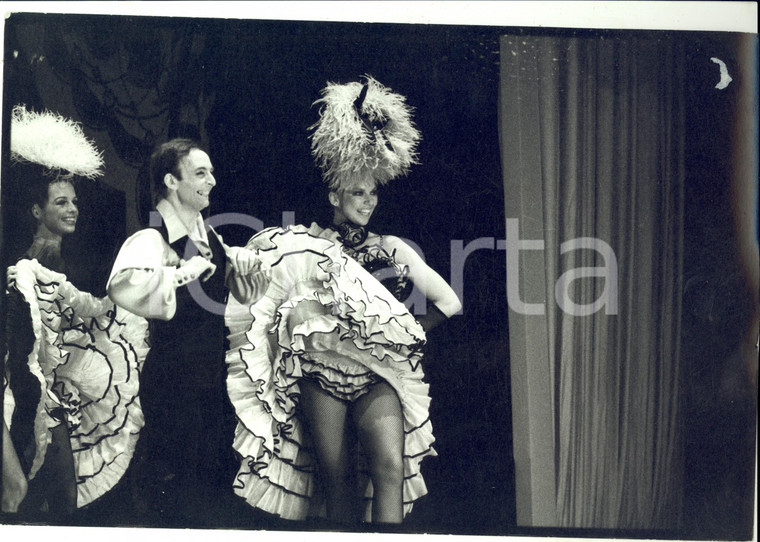 1970 ca PARIS CABARET  Ballerini durante spettacolo di can-can *Foto 30x20 cm