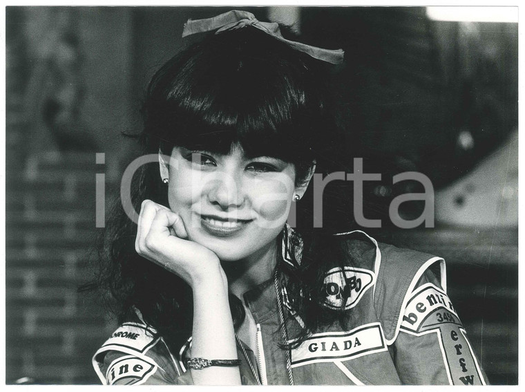 1985 ca COSTUME ITALIA Susanna MESSAGGIO con giacca sportiva (3) Foto 24x18 cm