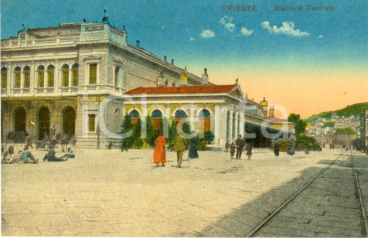 1920 ca TRIESTE Esterno della STAZIONE CENTRALE *Cartolina ill. ANIMATA FP NV