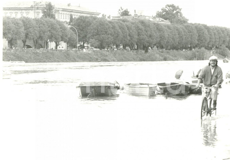 1994 PAVIA ALLUVIONE Passante in bicicletta lungo il TICINO *Fotografia