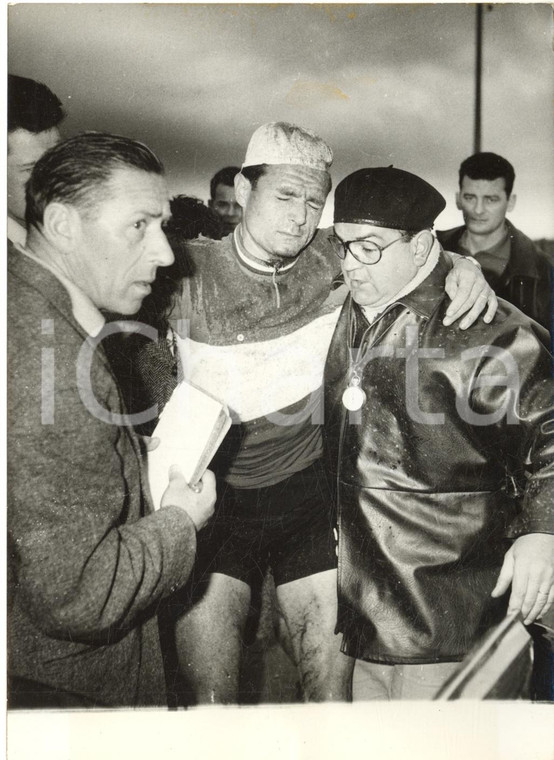 1960 CICLISMO TOUR DE FRANCE Henri ANGLADE dopo la caduta tra AVIGNON e VERGEZE