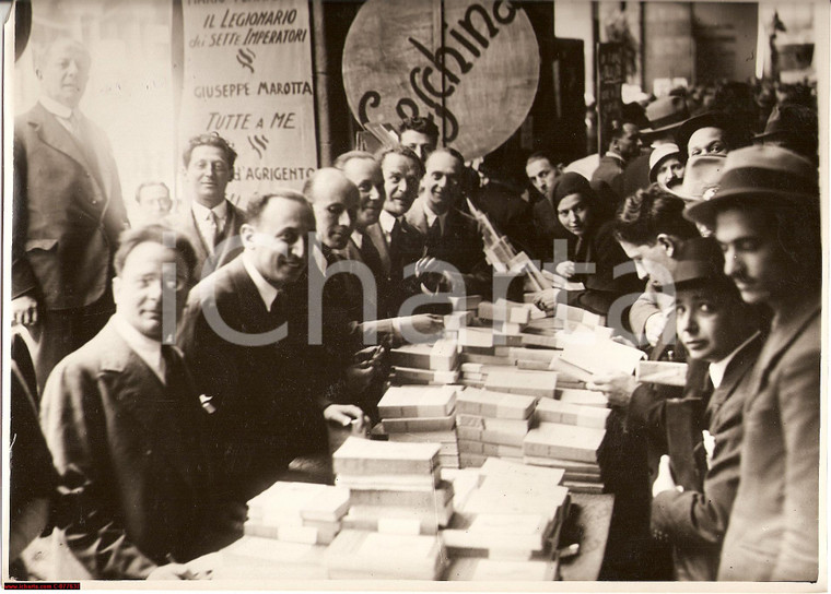 1932 MILANO Autori Casa editrice CESCHINA firmano autografi alla Fiera del Libro