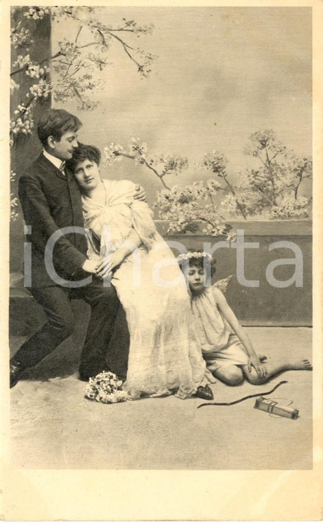 1900 ca Coppia di INNAMORATI con EROS addormentato *Cartolina VINTAGE FP NV