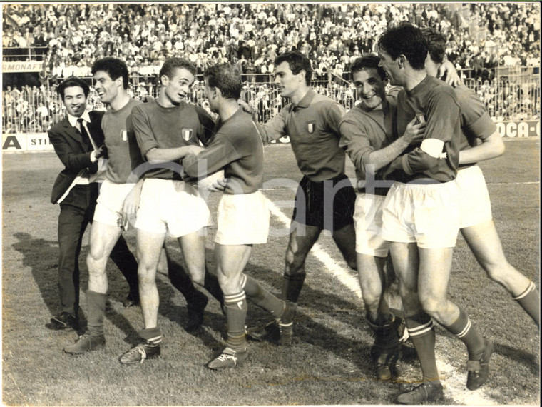 1963 CALCIO NAZIONALE ITALIA-BRASILE 3-0 La festa degli azzurri - Foto 24x18