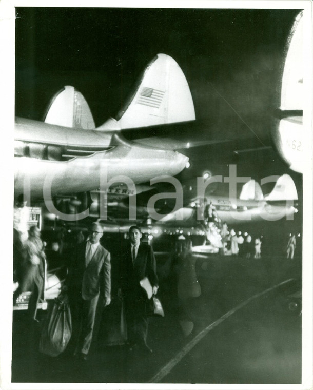 1956 WASHINGTON (USA) Corrieri diplomatici con carte segrete all'aeroporto FOTO