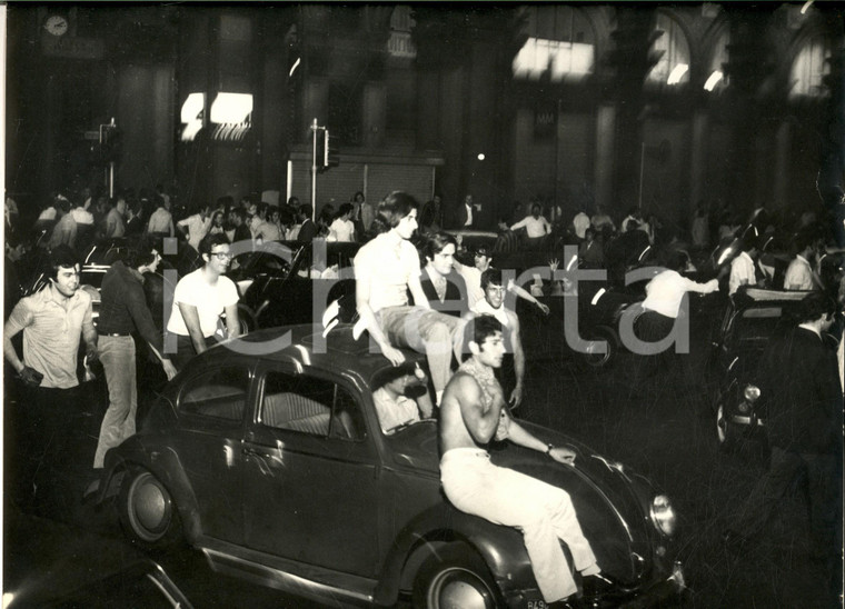 1978 MILANO MONDIALI CALCIO Folla festeggia in strada - Foto 31x24 cm