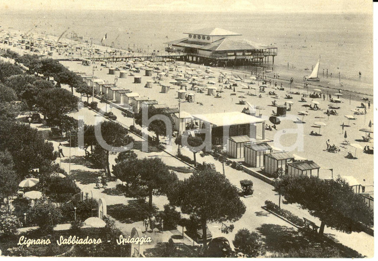 1960 LIGNANO SABBIADORO (UD) Spiaggia con stabilimento ANIMATA *Cartolina FG VG
