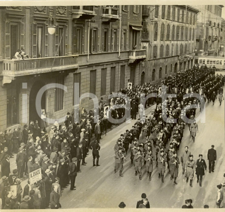 1936 MILANO Sfilata di fascisti con banda musicale in una via cittadina *Foto