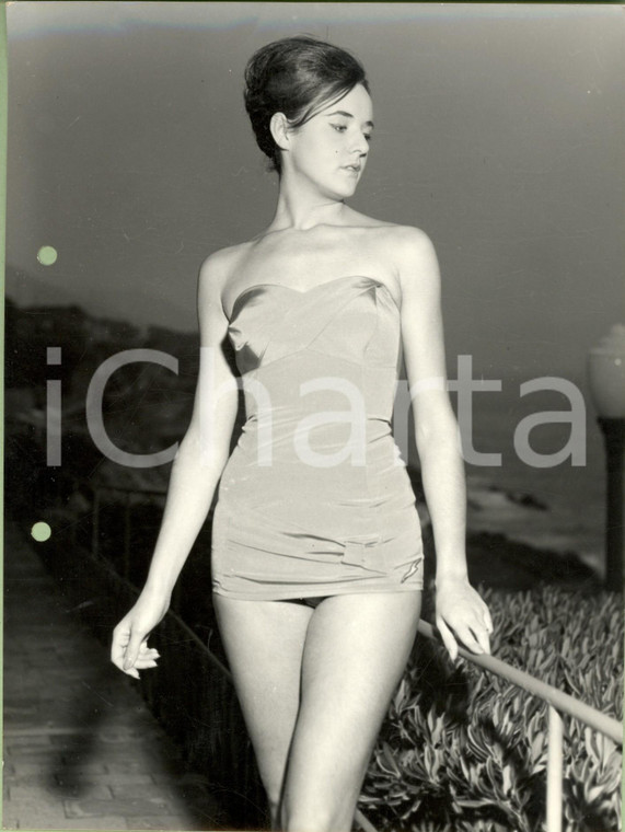 1960 STORIA DELLA MODA Modella in costume lucido lungo il mare *Foto