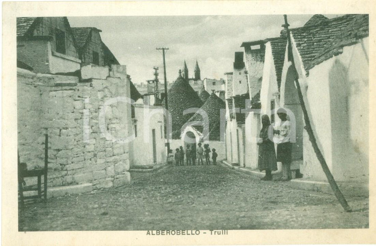 1935 ca ALBEROBELLO (BA) Donne anziane e bambini vicino ai trulli *Cartolina FP