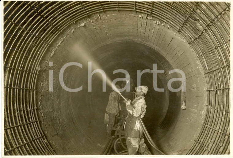1930 ca LETTONIA Un minatore esegue lavori di gunitazione dentro una galleria