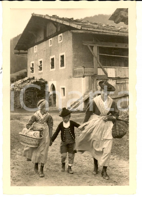 1940 ca COSTUMI ALTO ADIGE SARENTINO Donna e bambini con le gerle *Cartolina FG