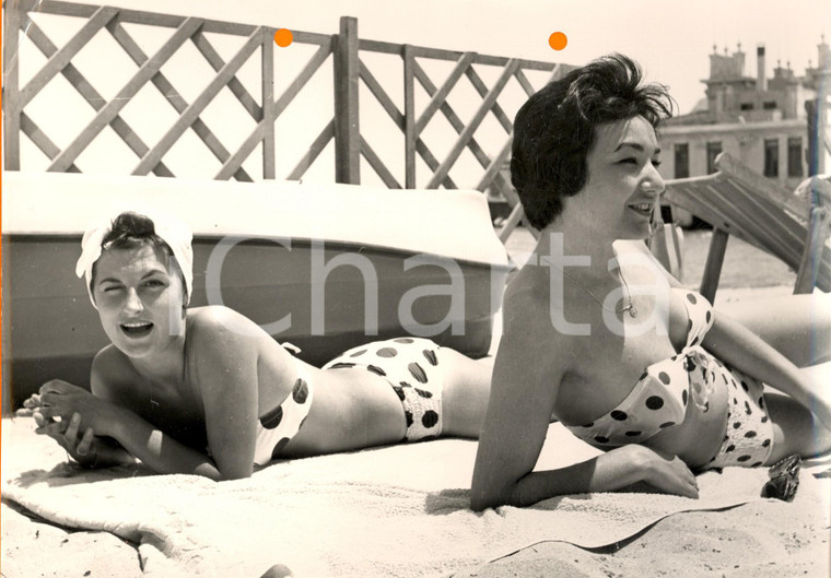 1960 ca PALERMO Spiaggia MONDELLO Modelle distese al sole *Foto Alfredo URSO