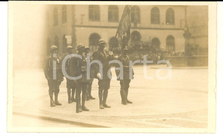 1920 FRANCE Cérémonie militaire - Groupe avec porte-drapeau *Photo carte postale