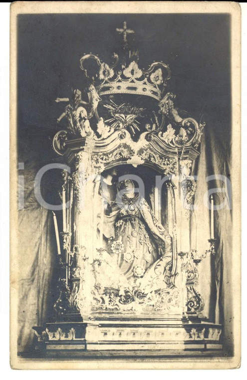 1920 ca Cartolina devozionale - Statua di una beata tra gli ex voto *VINTAGE