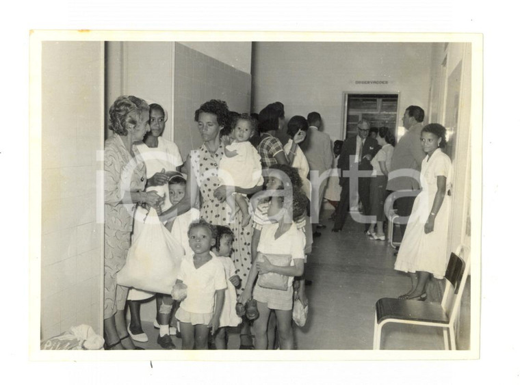 1960 ca MOZAMBICO Dispensario - Bambini in sala d'attesa - Foto reportage 12x9