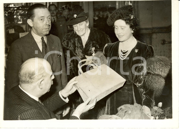 1940 LONDON (UK) The Queen buying a handbag Sale of Work at QUEEN'S HALL *Photo