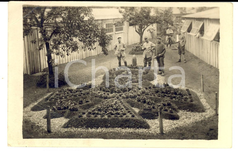 1917 WW1 FRANCIA Ufficiali posano davanti a un giardino militare *Foto FP