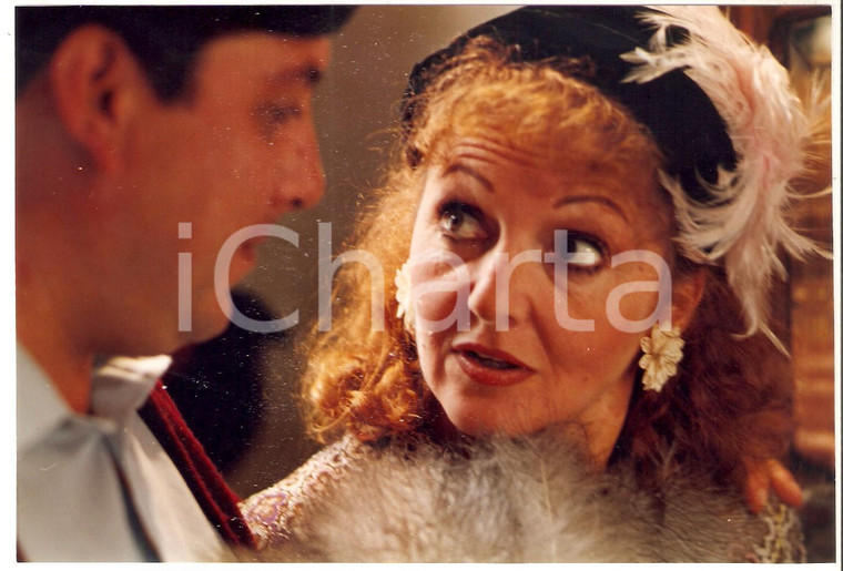 1990 LA LUNA EN EL ESPEJO Gloria MUNCHMEYER talks with Ernesto BEADLE *Photo