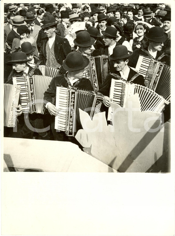 1937 MILANO Suonatori di fisarmonica da STRADELLA nei costumi folcloristici Foto