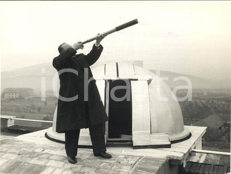1966 FOLIGNO (?) Benedetto PASQUINI osserva il cielo per l'Almanacco BARBANERA