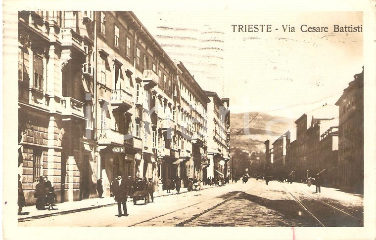 1922 TRIESTE Passanti e negozio MAXIM in Via Cesare Battisti *Cartolina FP VG