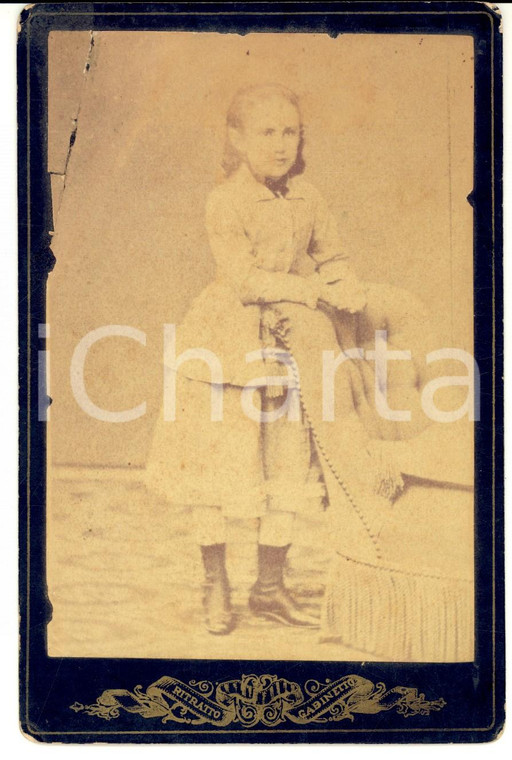 1890 ca Ritratto di bambina appoggiata a una poltrona *Fotografia VINTAGE