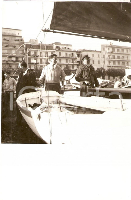 1955 ca ANZIO (RM) Piero NUCCORINI sceglie barca per un film *Foto 12x18 cm