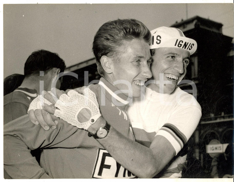 1959 GIRO D'ITALIA Abbraccio tra Ercole BALDINI e Jacques ANQUETIL *Foto 